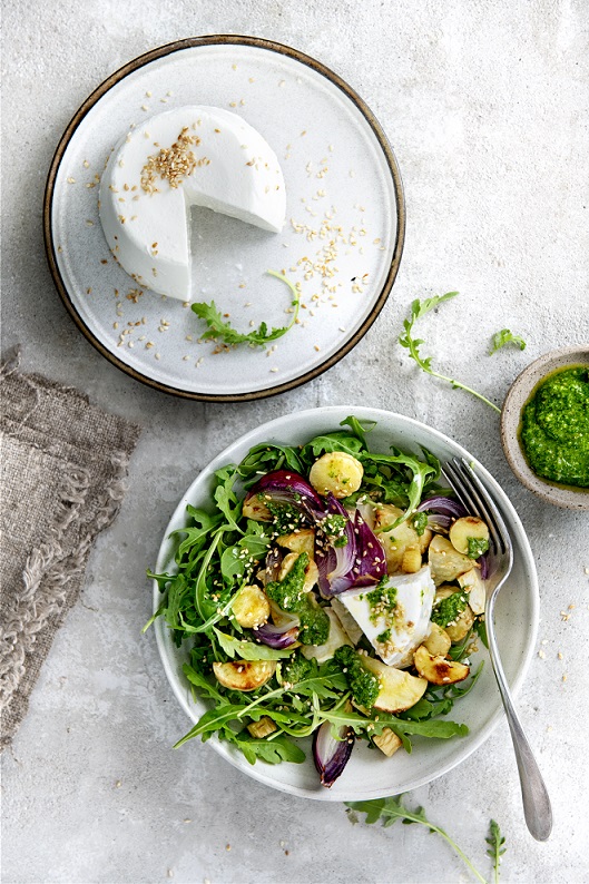 Saladebowl met geroosterde wintergroenten, ricotta en rucolasalsa