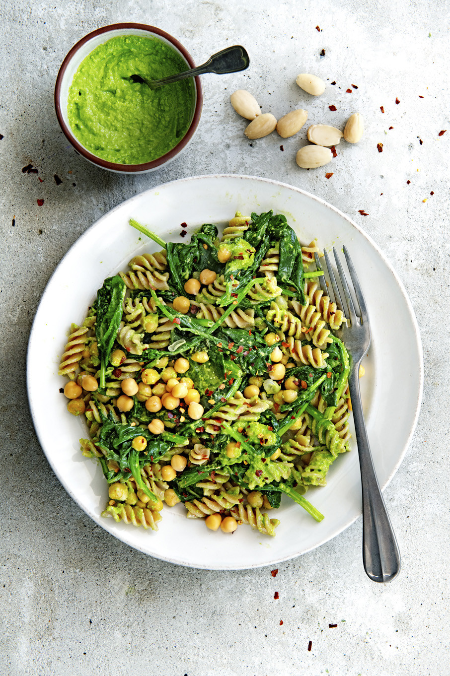 Fusilli met spinazie, kikkererwten en amandelpesto