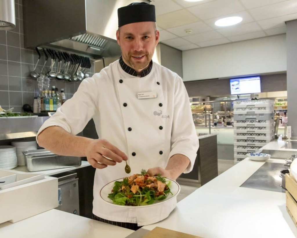 Linzensalade met warme gerookte zalm 