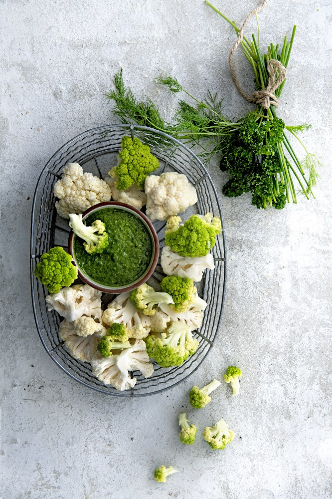 Kruidenpesto met bloemkoolmandje