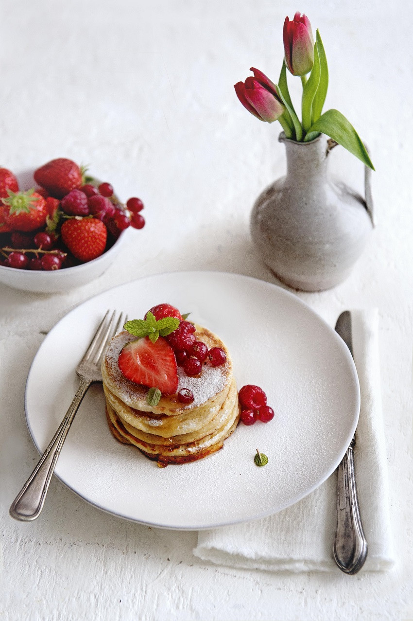 moederdagrecept sinaasappel-yoghurtpannenkoekjes met rood fruit kruimelloos ontbijt moederdag gezond smullen 
