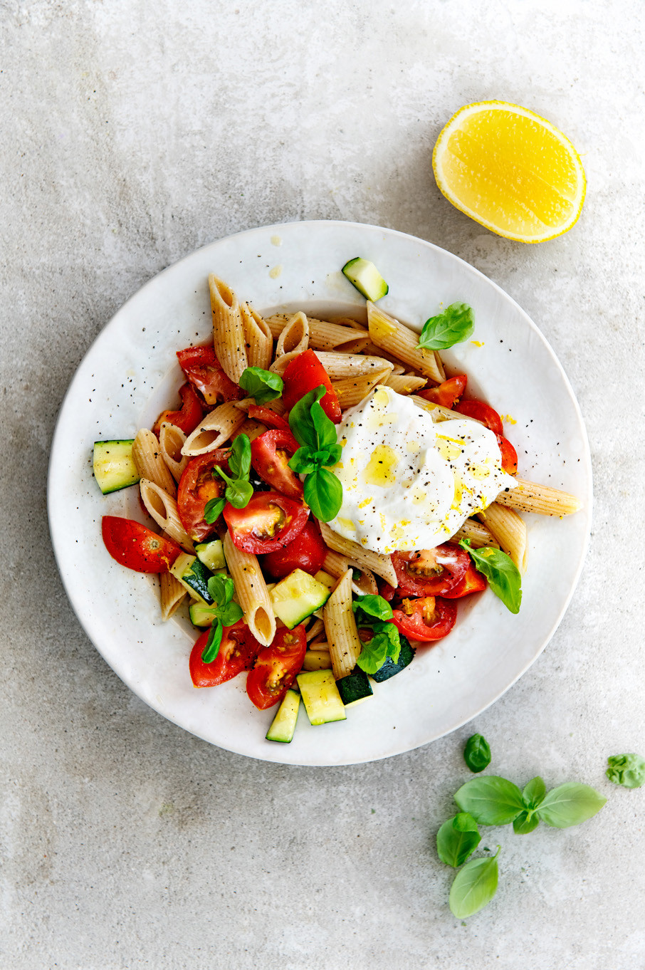 pasta met courgette, citroenricotta en basilicum