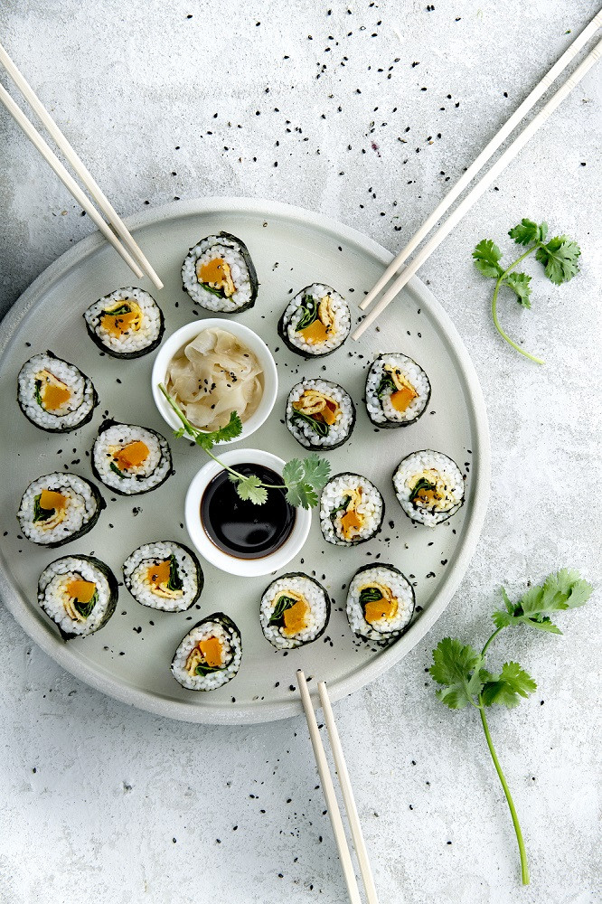 Sushi met groenten en ei