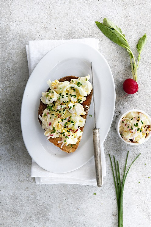Toast met radijs eisalade
