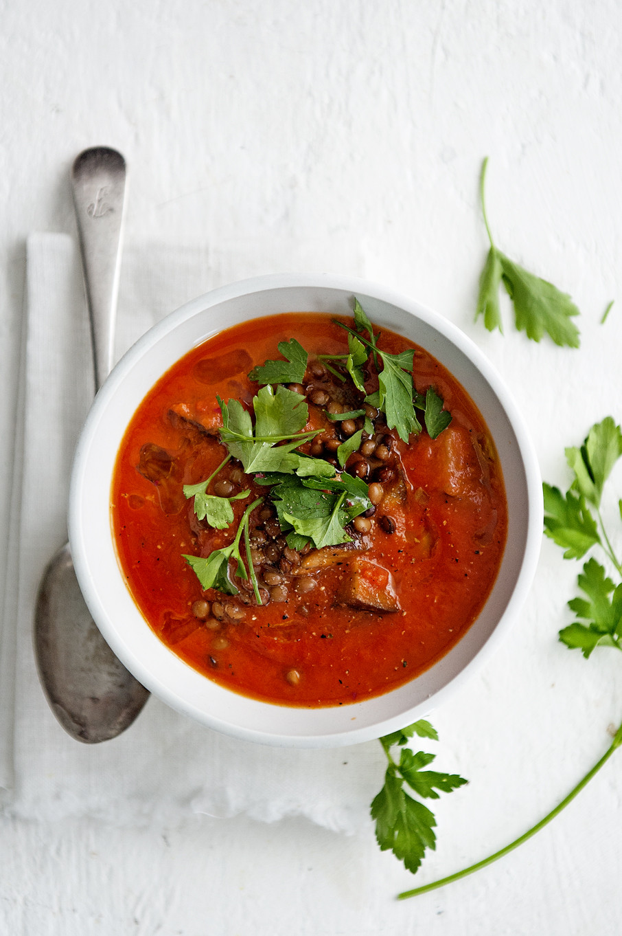 Tomaten-liezensoep met aubergine en kipsandwiches