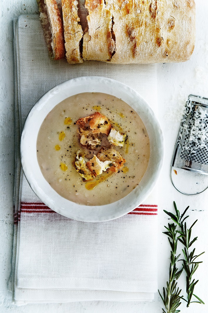 Vegetarische Wittebonen-parmezaansoep met pestocroutons Vegetarisch lunchgerecht maaltijdsoep Gezond Idee Maastricht UMC+ witte cannellinibonen  