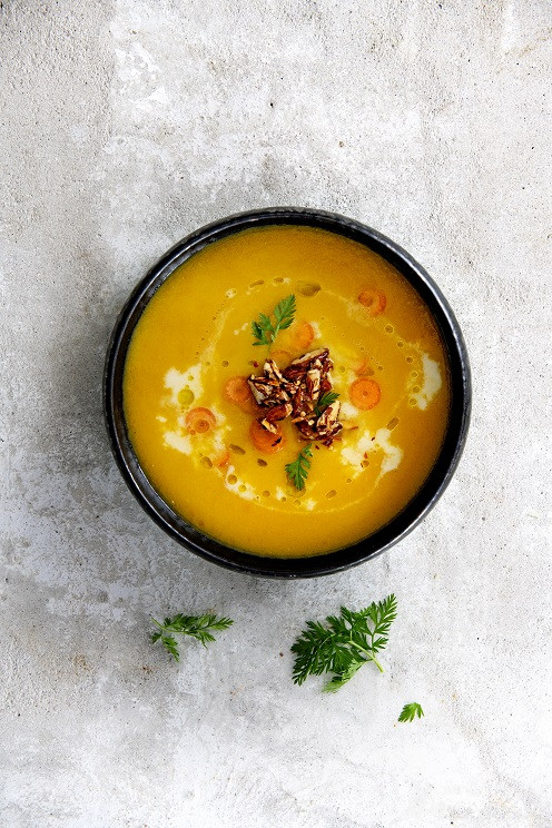 Bospeenamandelsoep met spicy honingamandelen