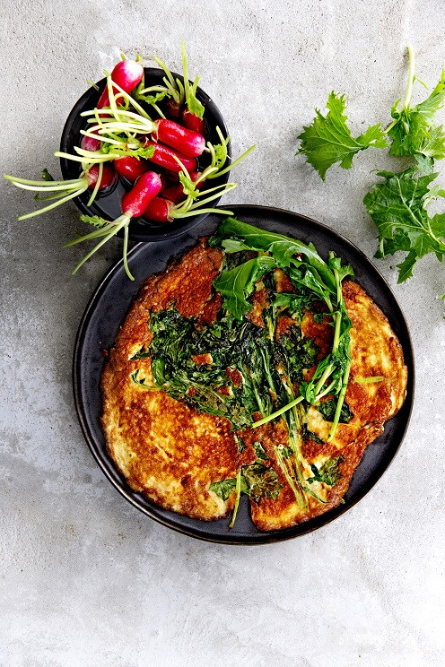 Raapstelen-kwarkomelet met zoetzure radijsjes