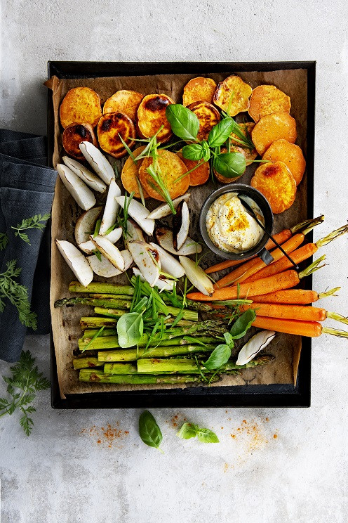 Ovenplaat met zoete aardappel, voorjaarsgroenten en kurkuma (VEGA)