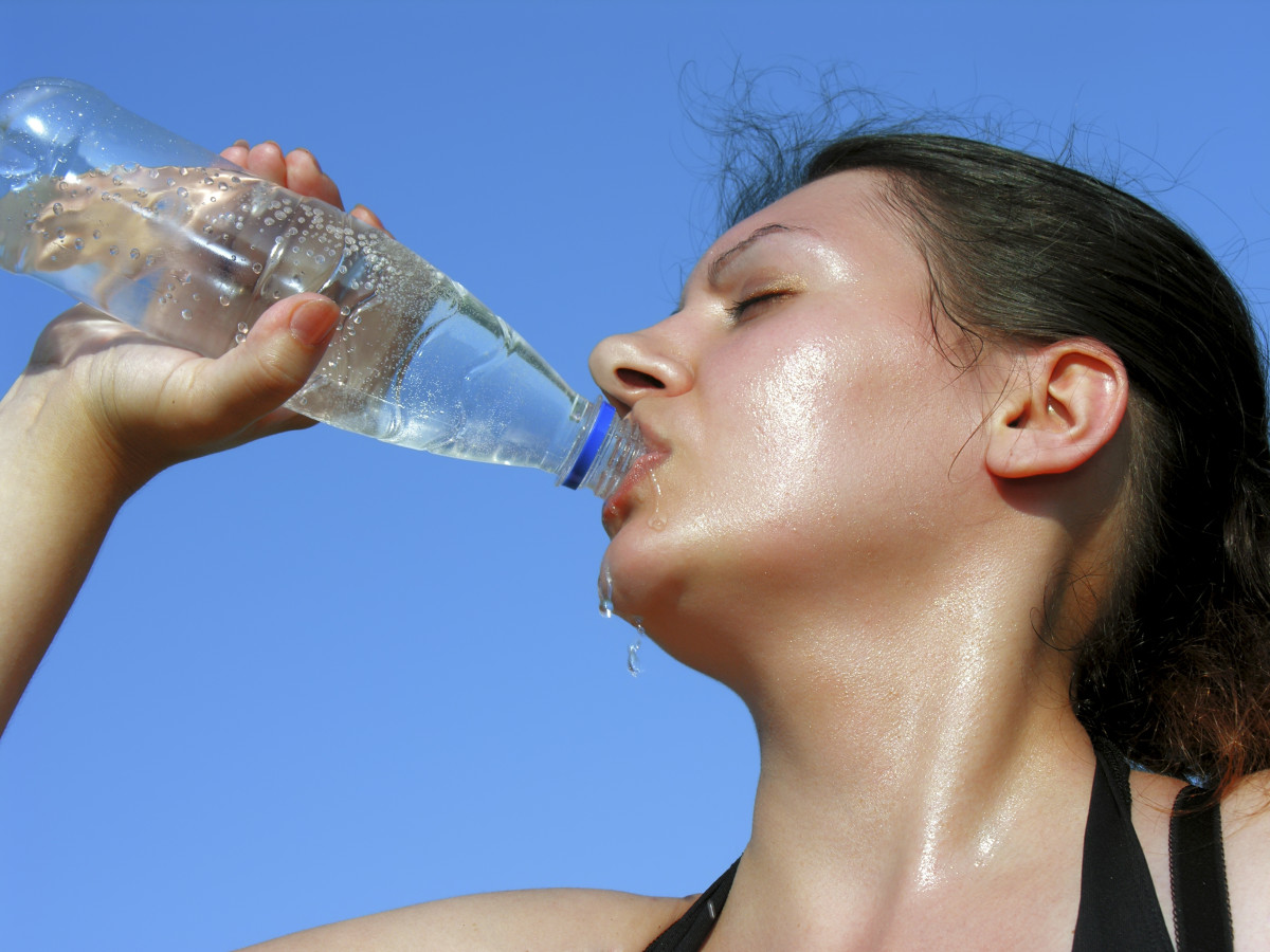 vrouw drinkt water 