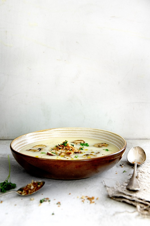 Knolselderijsoep met champignons en Knoflookcrumble