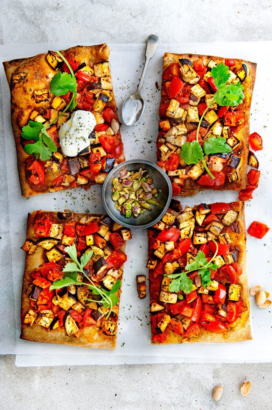 Aubergine-tomaatplaattaart met harissa en knoflookyoghurt  