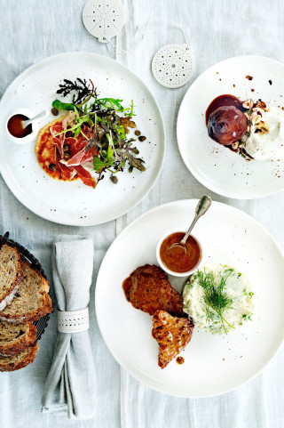 Kerstmenu met een Limburgs tintje sttoofpeertje met bier Kalfsschnitzel met Limburgse mosterdjus en frisse pastinaak-kruidenpuree Speltpannenkoekje met Limburgse boerenham Gezond Idee Maastricht UMC+