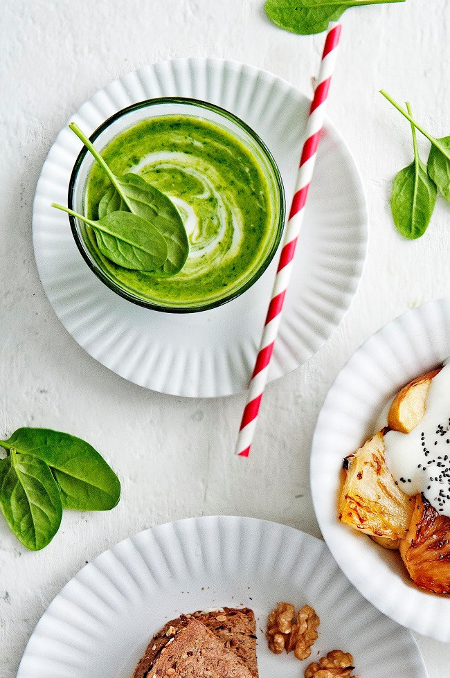 Slank ontbijtrecept: groene smoothie met mango, spinazie, yochurt en sinasappelsap