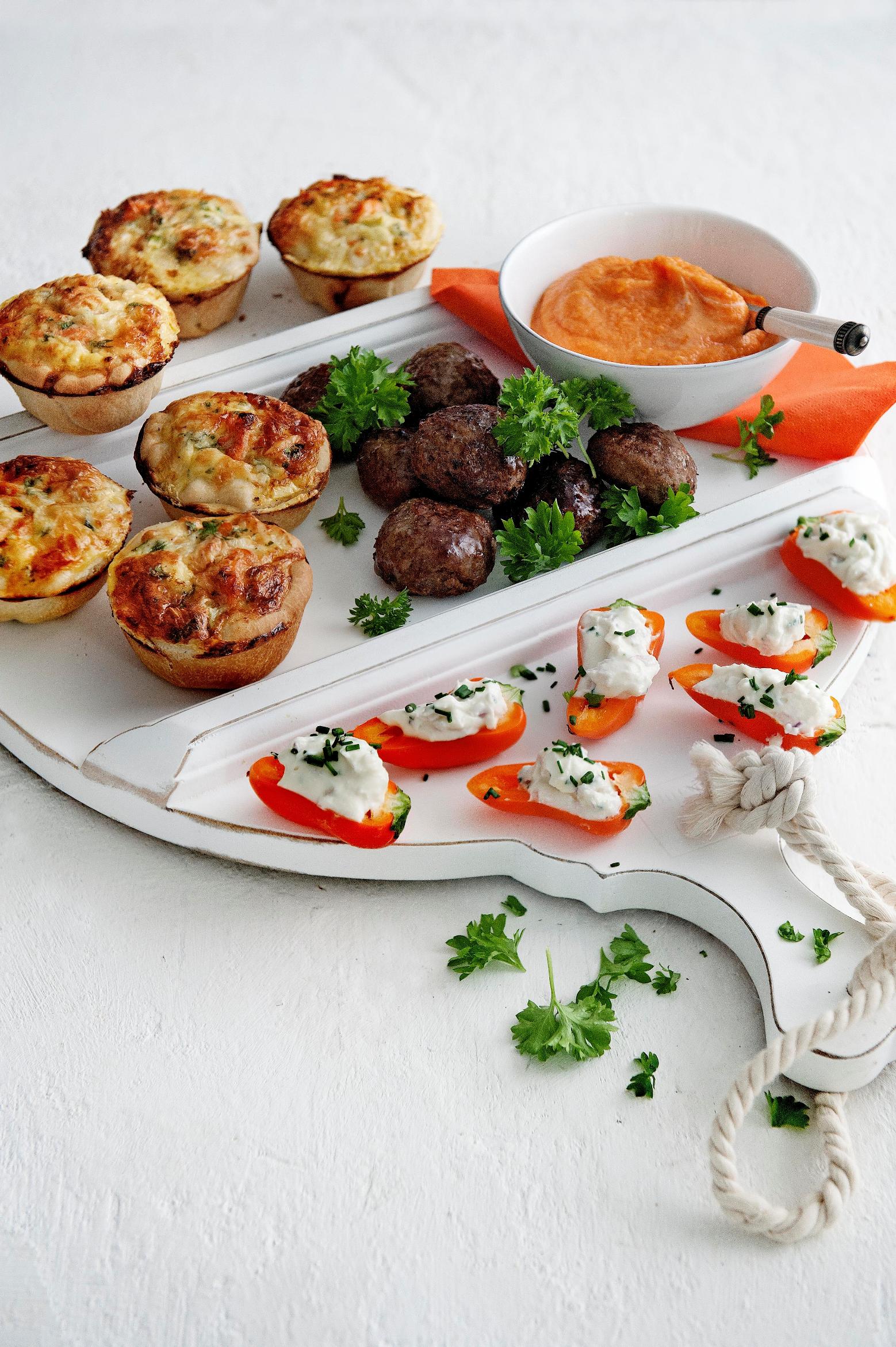 Recept gezonde snacks, mini-zalmquiches, mini-gehaktballetjes met oranjedip, Oranje paprikaatjes met geitenkaasspread